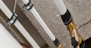 Замена труб водоснабжения в квартире: цена от 2093 руб. - СантехДомСвс